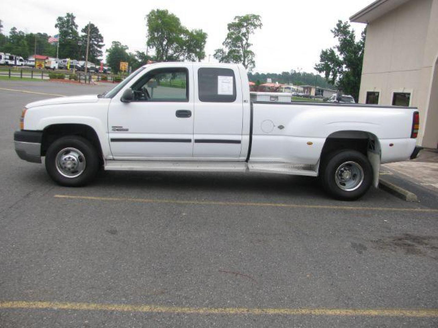 2003 White Chevrolet Silverado 3500 LS (1GCJC39153E) with an Duramax 6.6L V-8 diesel direct injection engine, Automatic transmission, located at 2443 Albert Pike, Hot Springs, AR, 71913, (501) 623-6255, 34.492222, -93.109993 - Photo#1