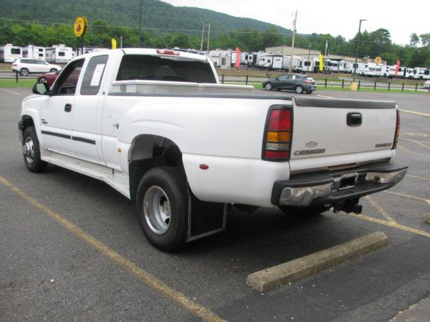2003 White Chevrolet Silverado 3500 LS (1GCJC39153E) with an Duramax 6.6L V-8 diesel direct injection engine, Automatic transmission, located at 2443 Albert Pike, Hot Springs, AR, 71913, (501) 623-6255, 34.492222, -93.109993 - Photo#2