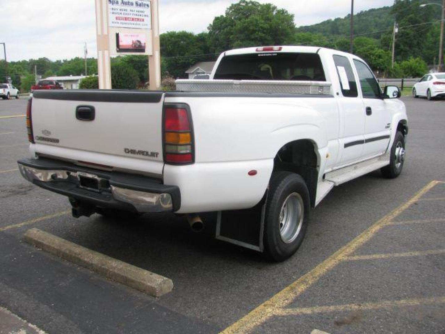 2003 White Chevrolet Silverado 3500 LS (1GCJC39153E) with an Duramax 6.6L V-8 diesel direct injection engine, Automatic transmission, located at 2443 Albert Pike, Hot Springs, AR, 71913, (501) 623-6255, 34.492222, -93.109993 - Photo#4
