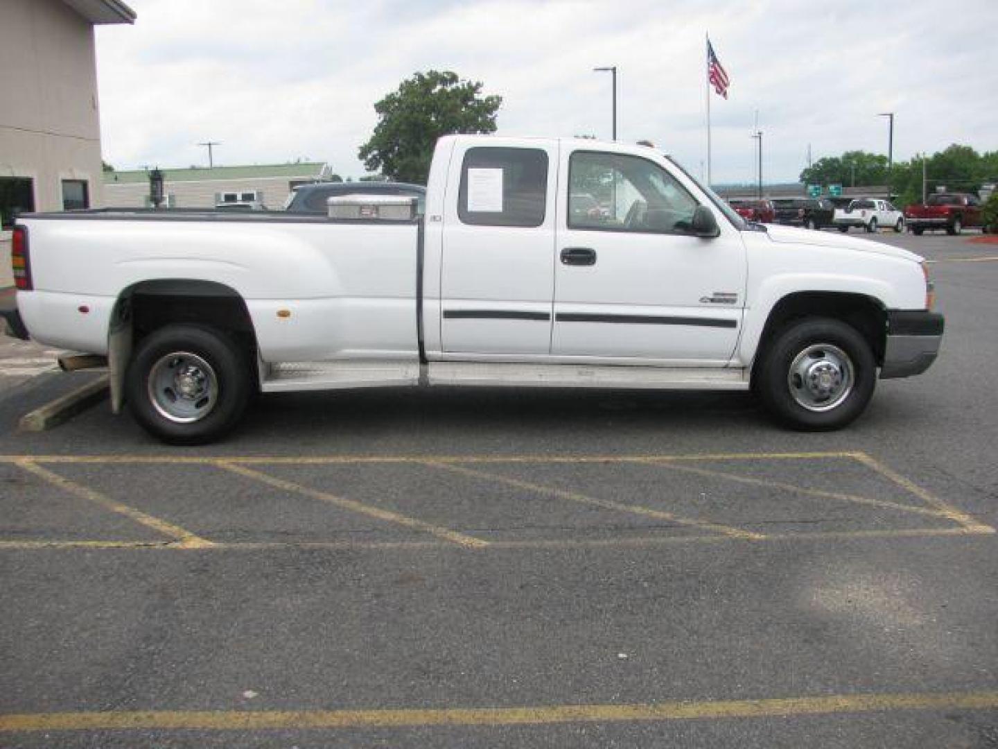 2003 White Chevrolet Silverado 3500 LS (1GCJC39153E) with an Duramax 6.6L V-8 diesel direct injection engine, Automatic transmission, located at 2443 Albert Pike, Hot Springs, AR, 71913, (501) 623-6255, 34.492222, -93.109993 - Photo#5