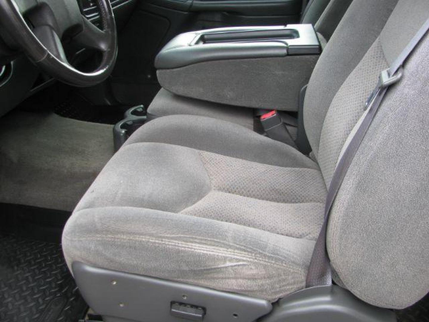 2003 White Chevrolet Silverado 3500 LS (1GCJC39153E) with an Duramax 6.6L V-8 diesel direct injection engine, Automatic transmission, located at 2443 Albert Pike, Hot Springs, AR, 71913, (501) 623-6255, 34.492222, -93.109993 - Photo#9