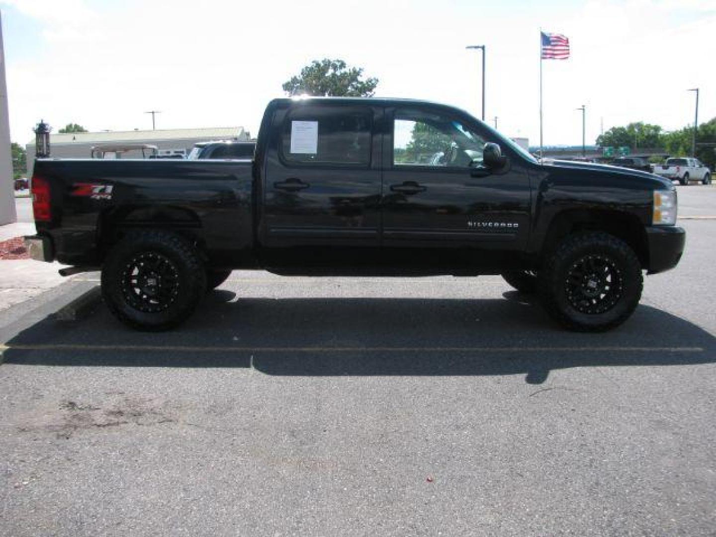 2010 Black Chevrolet Silverado 1500 LTZ (3GCRKTE32AG) with an Vortec 5.3L V-8 variable valve control engine, Automatic transmission, located at 2443 Albert Pike, Hot Springs, AR, 71913, (501) 623-6255, 34.492222, -93.109993 - Photo#5