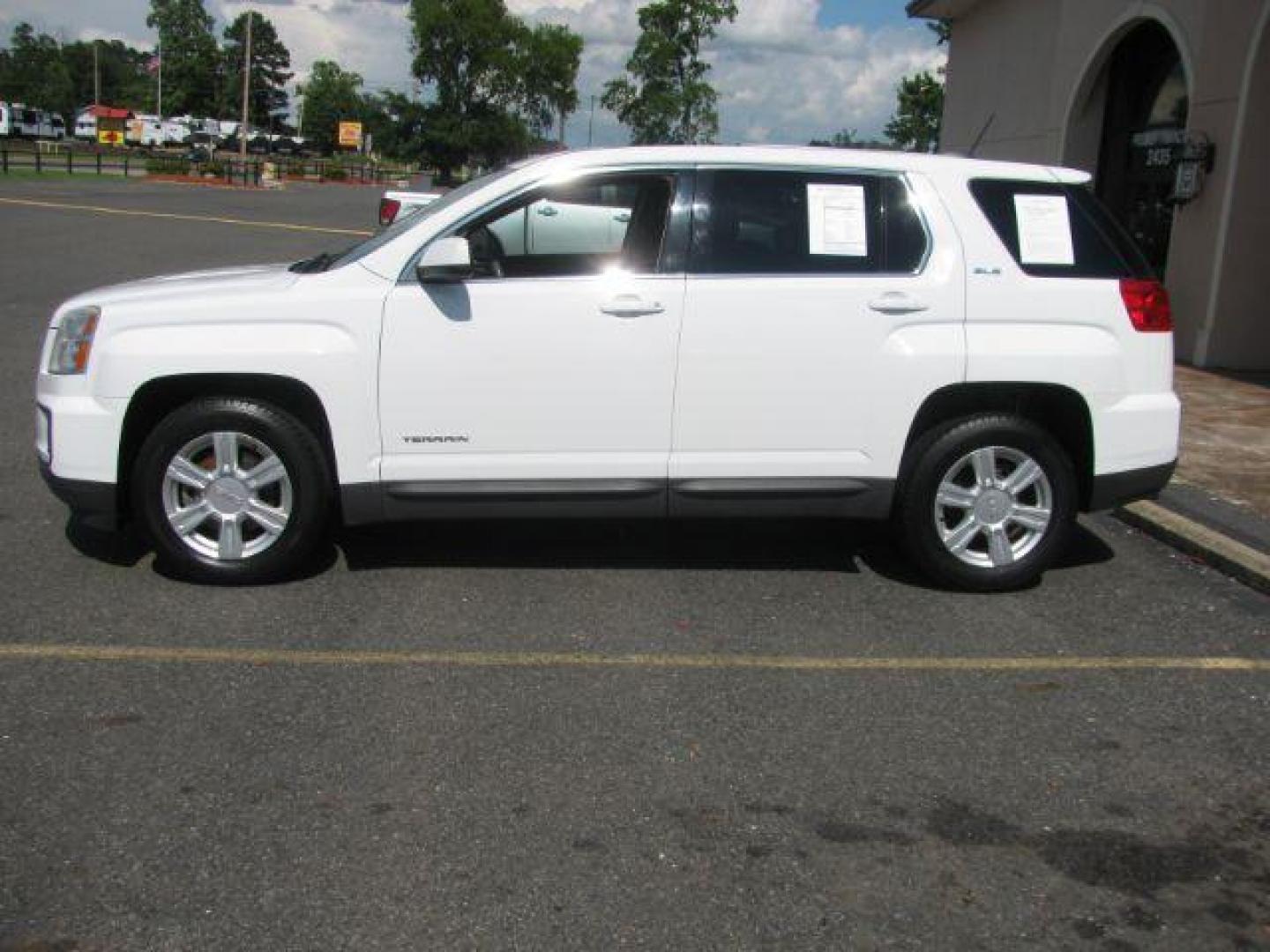 2016 White GMC Terrain SLE-1 (2GKALMEK2G6) with an ECOTEC 2.4L I-4 gasoline direct injection engine, Automatic transmission, located at 2443 Albert Pike, Hot Springs, AR, 71913, (501) 623-6255, 34.492222, -93.109993 - Photo#1