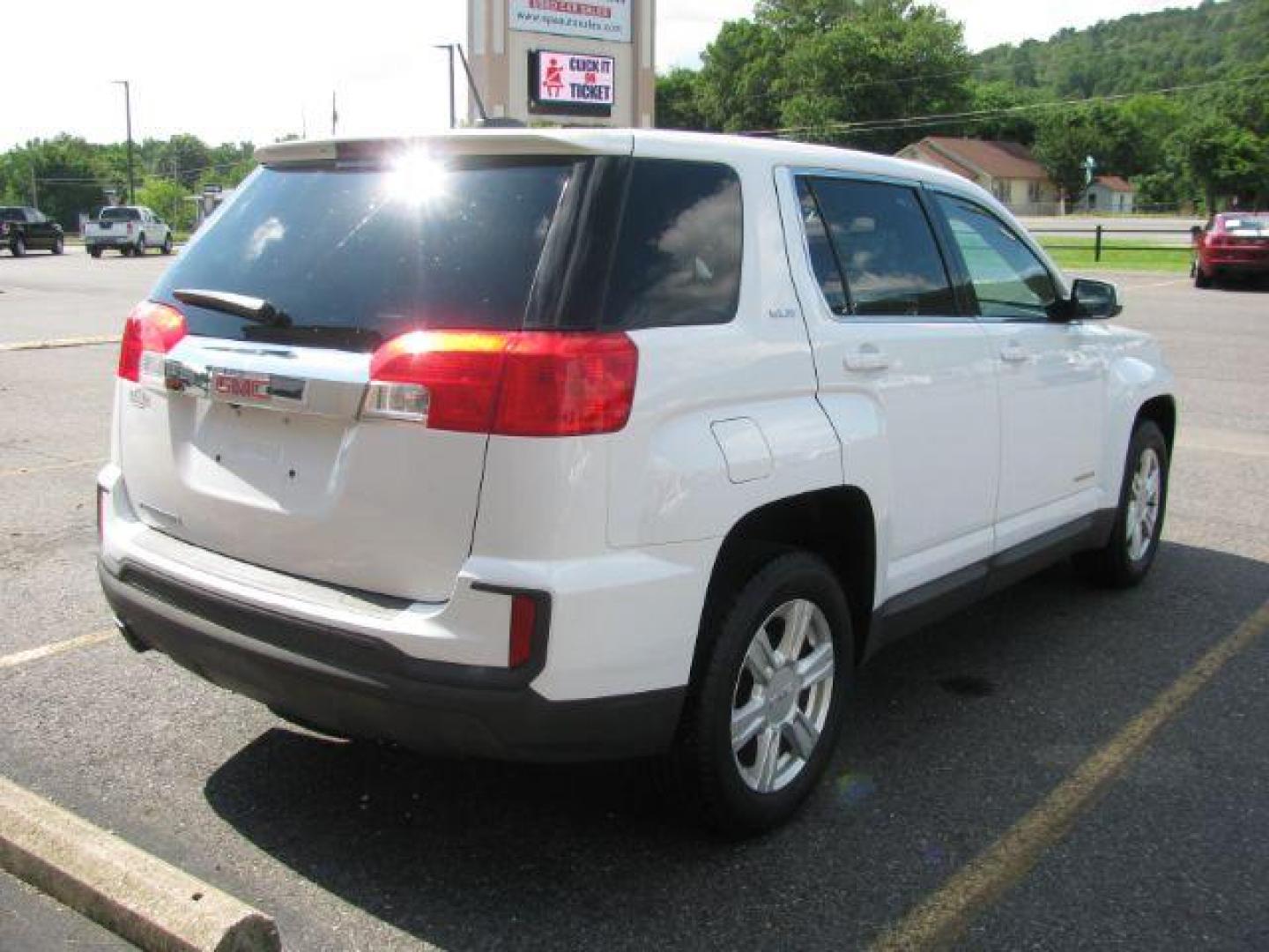 2016 White GMC Terrain SLE-1 (2GKALMEK2G6) with an ECOTEC 2.4L I-4 gasoline direct injection engine, Automatic transmission, located at 2443 Albert Pike, Hot Springs, AR, 71913, (501) 623-6255, 34.492222, -93.109993 - Photo#3