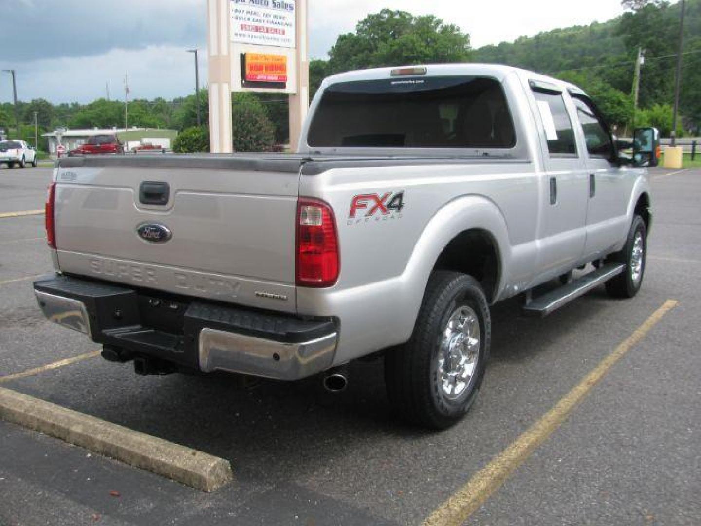 2014 Silver Ford F-250 SD XLT Crew Cab 4WD (1FT7W2B66EE) with an 6.2L V8 OHV 16V engine, 6-Speed Automatic transmission, located at 2443 Albert Pike, Hot Springs, AR, 71913, (501) 623-6255, 34.492222, -93.109993 - Photo#3