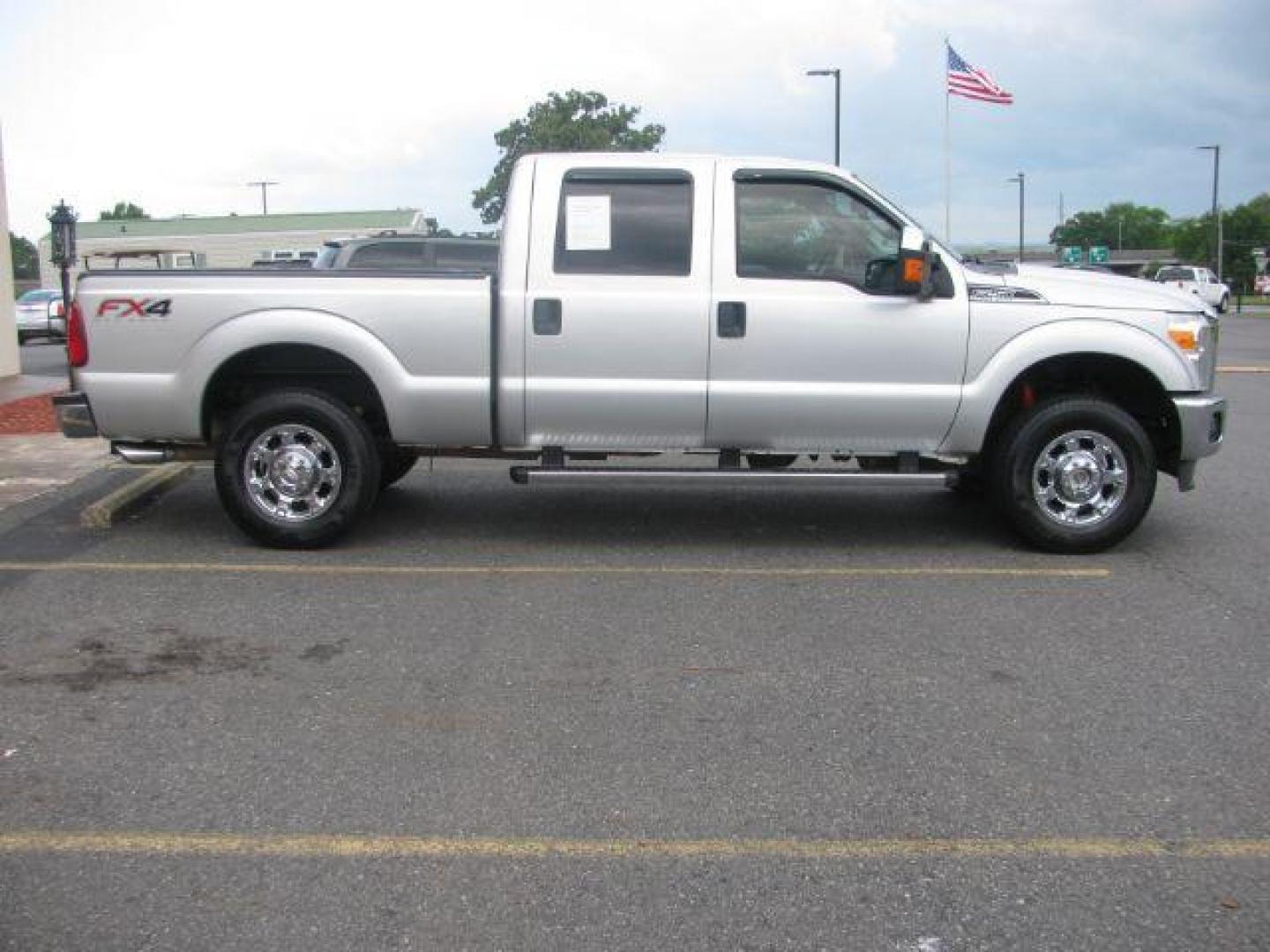2014 Silver Ford F-250 SD XLT Crew Cab 4WD (1FT7W2B66EE) with an 6.2L V8 OHV 16V engine, 6-Speed Automatic transmission, located at 2443 Albert Pike, Hot Springs, AR, 71913, (501) 623-6255, 34.492222, -93.109993 - Photo#4