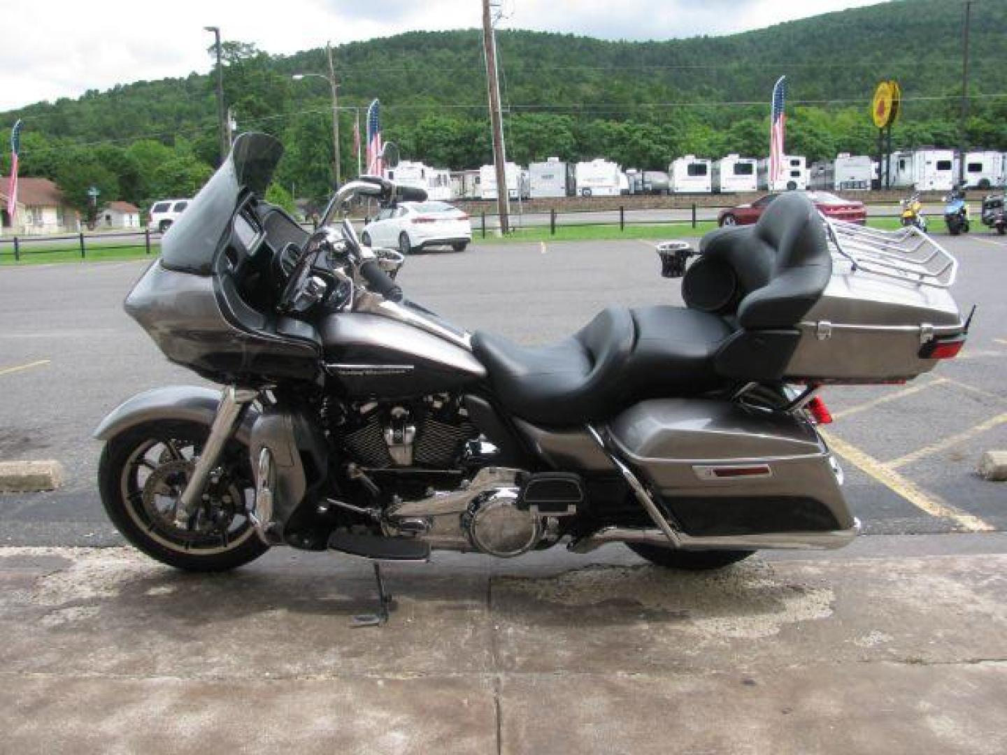 2017 Gray Harley-Davidson Road Glide Ultra Road Glide (1HD1KGD17HB) with an 1746cc engine, Manual transmission, located at 2443 Albert Pike, Hot Springs, AR, 71913, (501) 623-6255, 34.492222, -93.109993 - Photo#2
