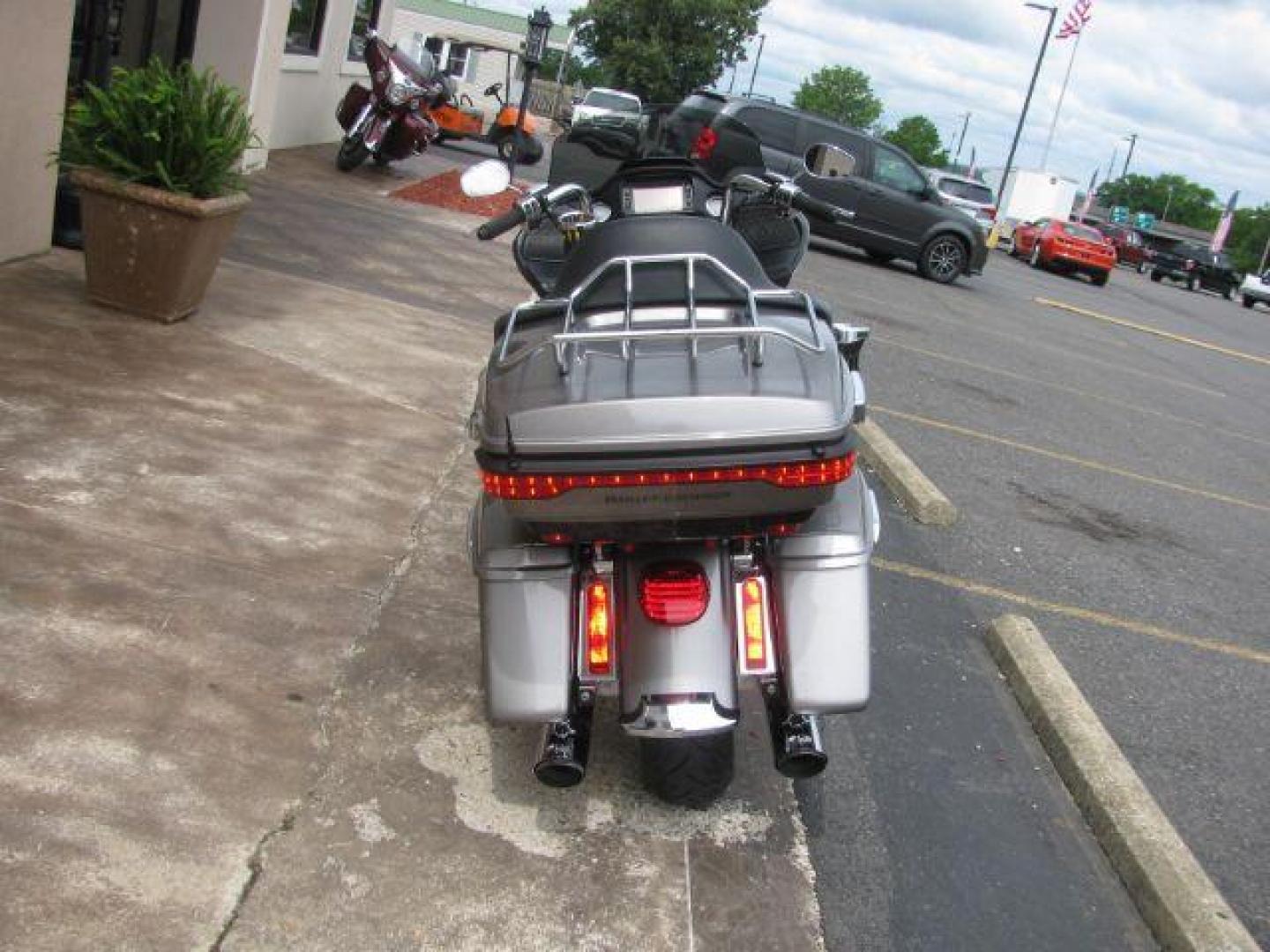 2017 Gray Harley-Davidson Road Glide Ultra Road Glide (1HD1KGD17HB) with an 1746cc engine, Manual transmission, located at 2443 Albert Pike, Hot Springs, AR, 71913, (501) 623-6255, 34.492222, -93.109993 - Photo#3