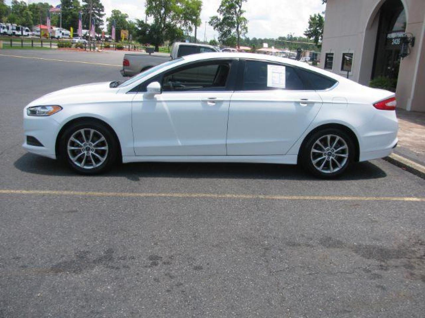 2016 White Ford Fusion SE (3FA6P0H74GR) with an Duratec 2.5L I-4 DOHC engine, Automatic transmission, located at 2443 Albert Pike, Hot Springs, AR, 71913, (501) 623-6255, 34.492222, -93.109993 - Photo#1