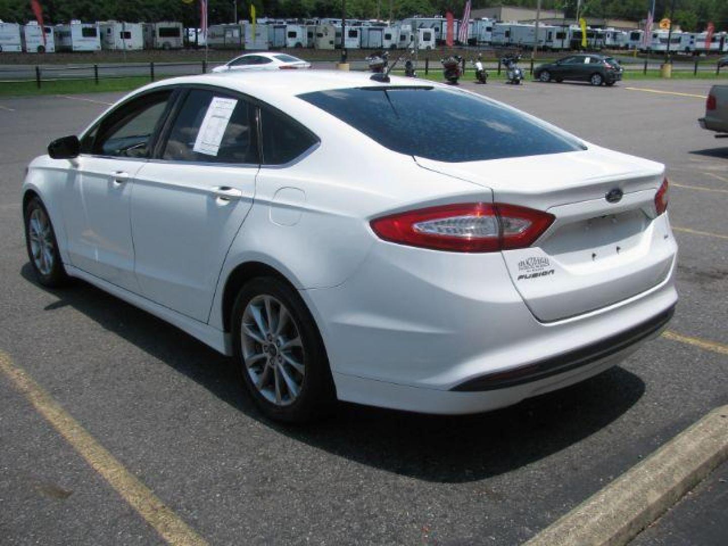 2016 White Ford Fusion SE (3FA6P0H74GR) with an Duratec 2.5L I-4 DOHC engine, Automatic transmission, located at 2443 Albert Pike, Hot Springs, AR, 71913, (501) 623-6255, 34.492222, -93.109993 - Photo#2