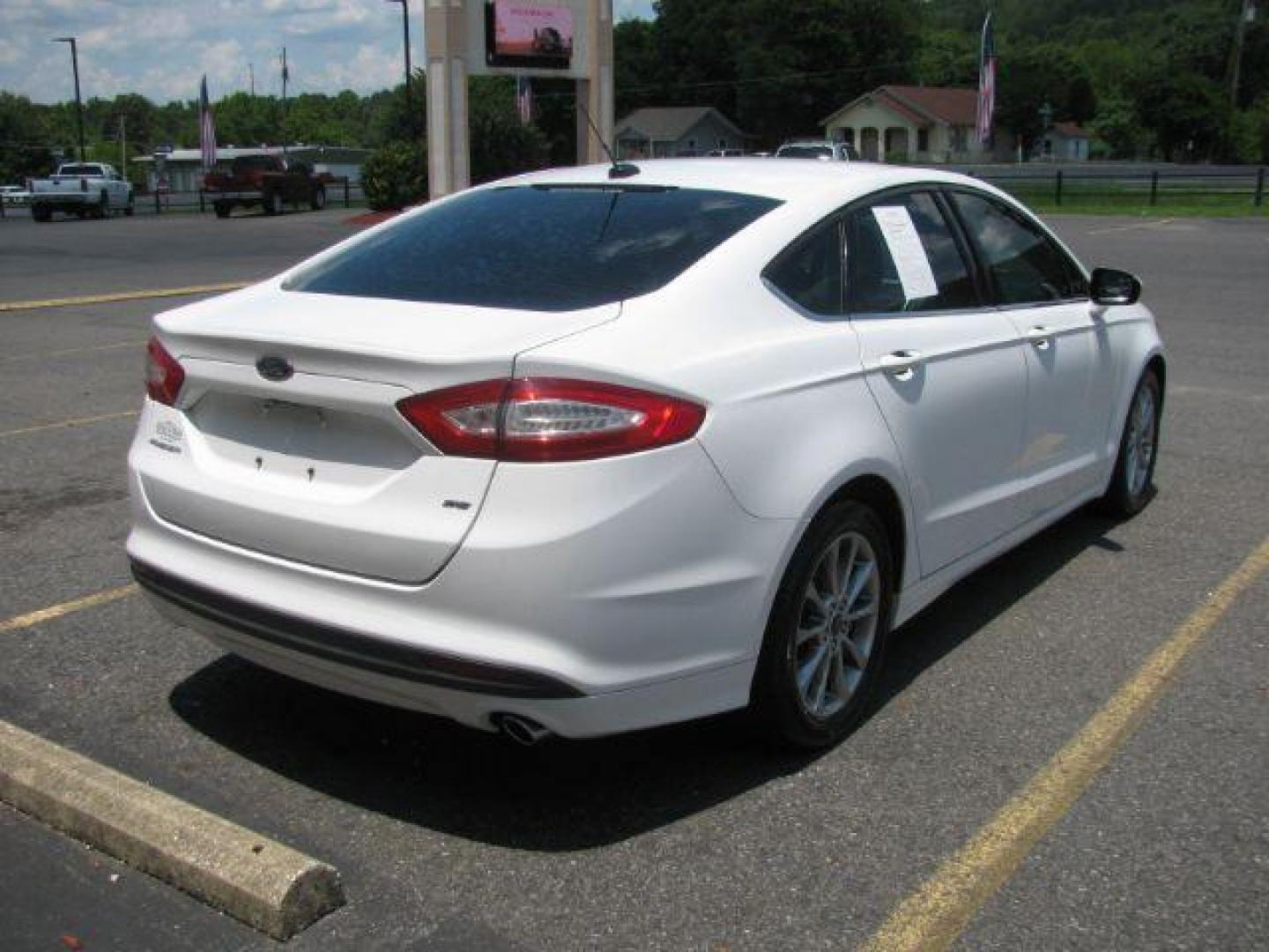 2016 White Ford Fusion SE (3FA6P0H74GR) with an Duratec 2.5L I-4 DOHC engine, Automatic transmission, located at 2443 Albert Pike, Hot Springs, AR, 71913, (501) 623-6255, 34.492222, -93.109993 - Photo#3