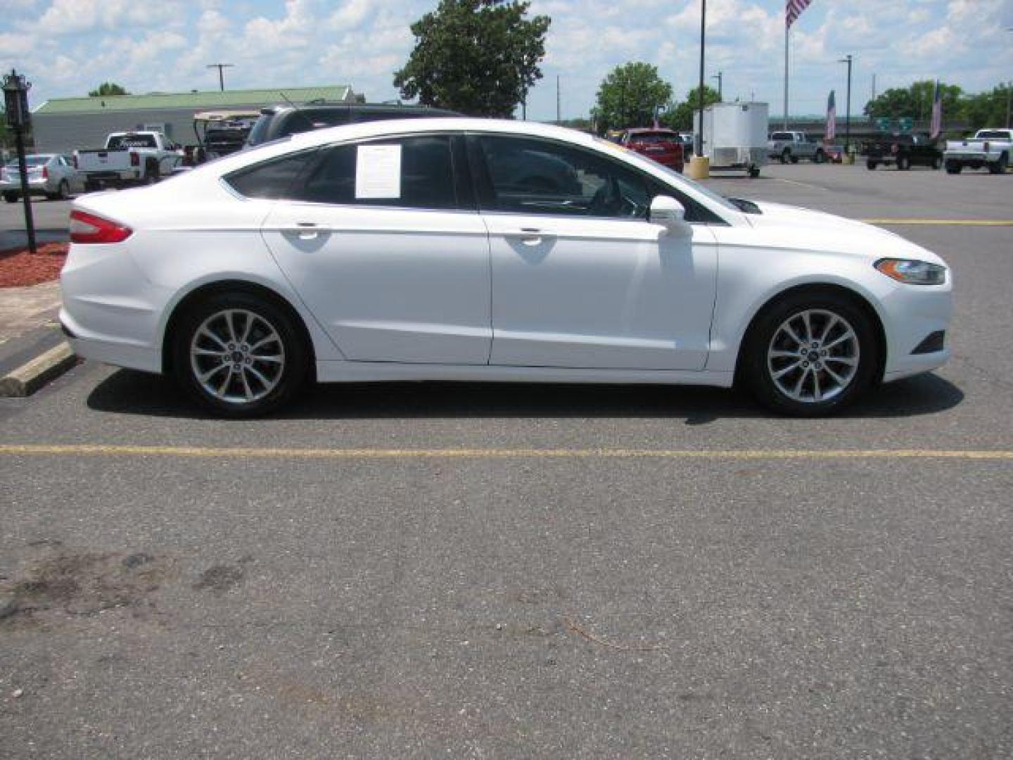 2016 White Ford Fusion SE (3FA6P0H74GR) with an Duratec 2.5L I-4 DOHC engine, Automatic transmission, located at 2443 Albert Pike, Hot Springs, AR, 71913, (501) 623-6255, 34.492222, -93.109993 - Photo#4