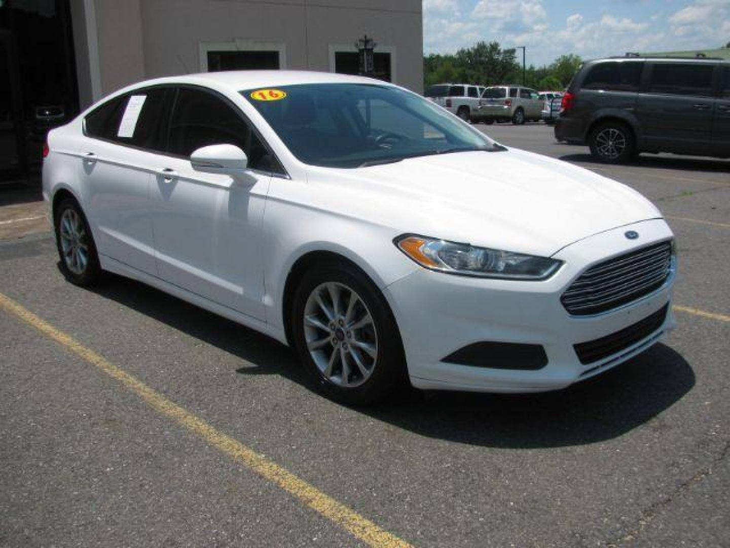 2016 White Ford Fusion SE (3FA6P0H74GR) with an Duratec 2.5L I-4 DOHC engine, Automatic transmission, located at 2443 Albert Pike, Hot Springs, AR, 71913, (501) 623-6255, 34.492222, -93.109993 - Photo#5