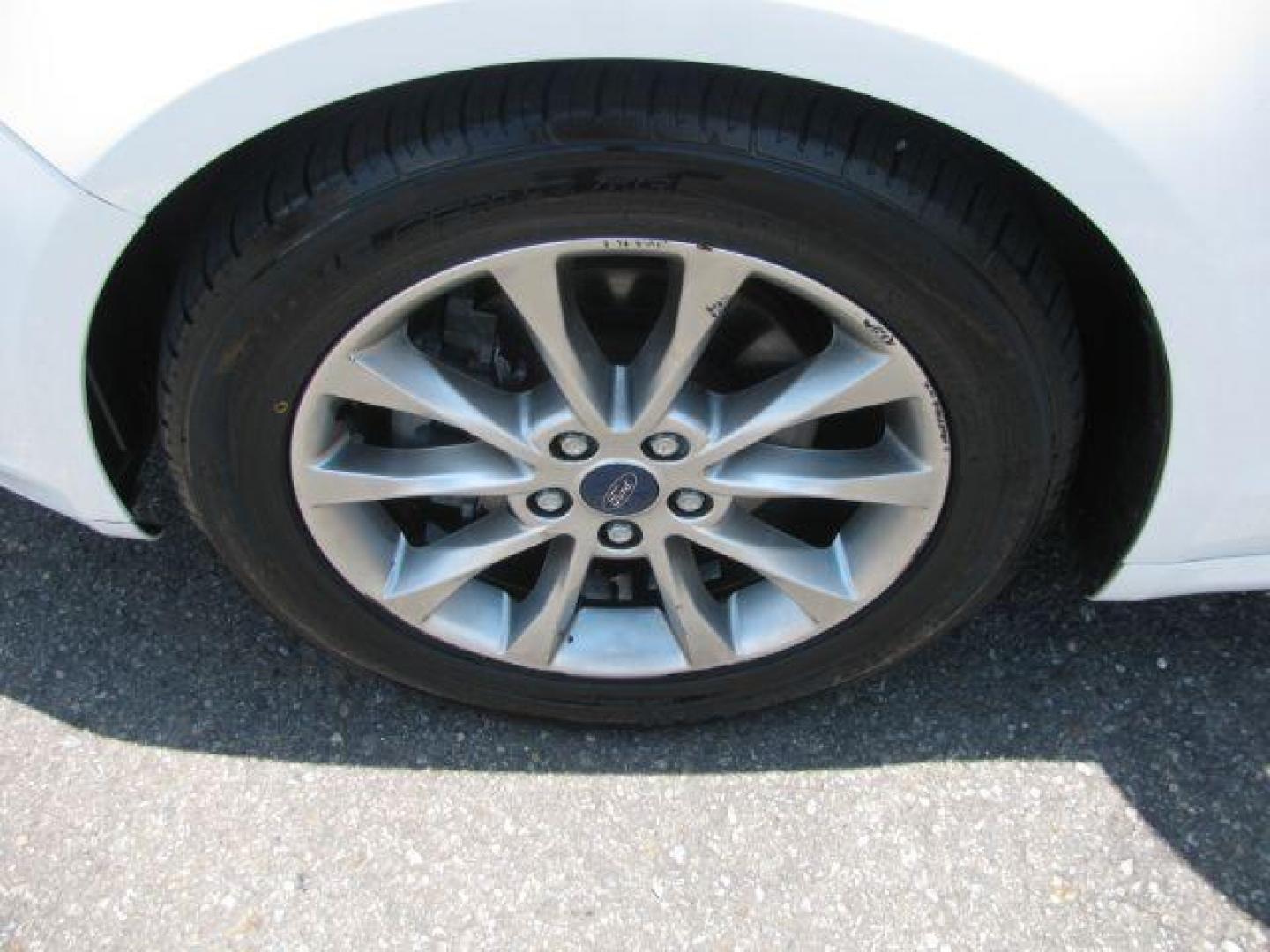 2016 White Ford Fusion SE (3FA6P0H74GR) with an Duratec 2.5L I-4 DOHC engine, Automatic transmission, located at 2443 Albert Pike, Hot Springs, AR, 71913, (501) 623-6255, 34.492222, -93.109993 - Photo#6