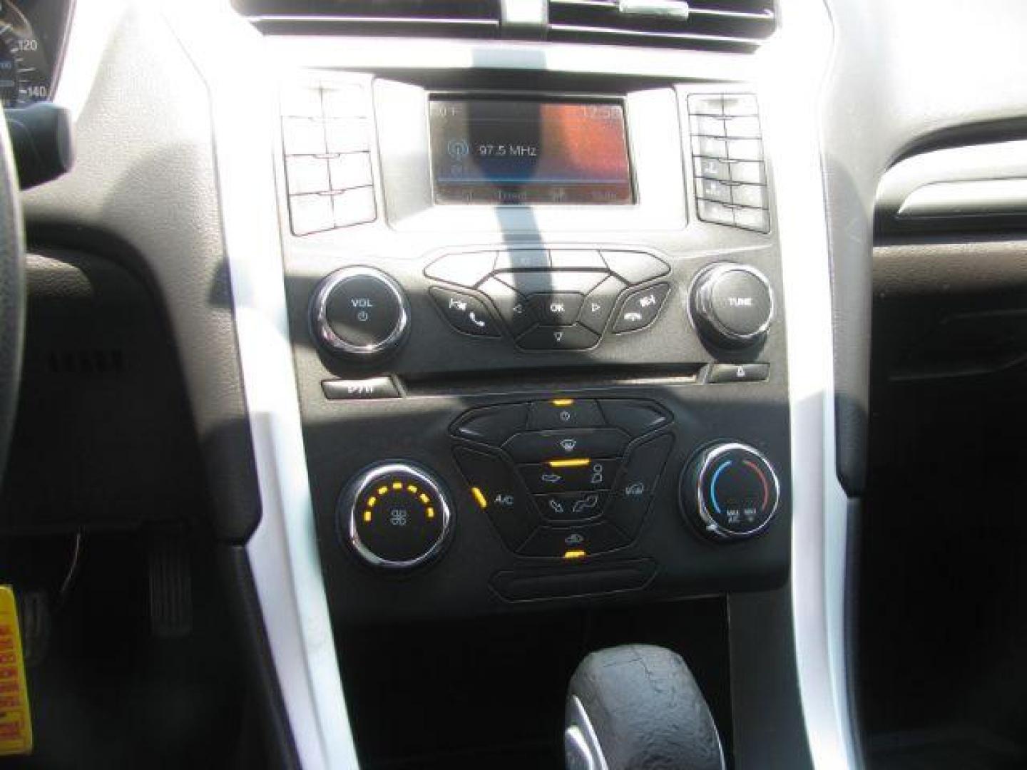 2016 White Ford Fusion SE (3FA6P0H74GR) with an Duratec 2.5L I-4 DOHC engine, Automatic transmission, located at 2443 Albert Pike, Hot Springs, AR, 71913, (501) 623-6255, 34.492222, -93.109993 - Photo#9