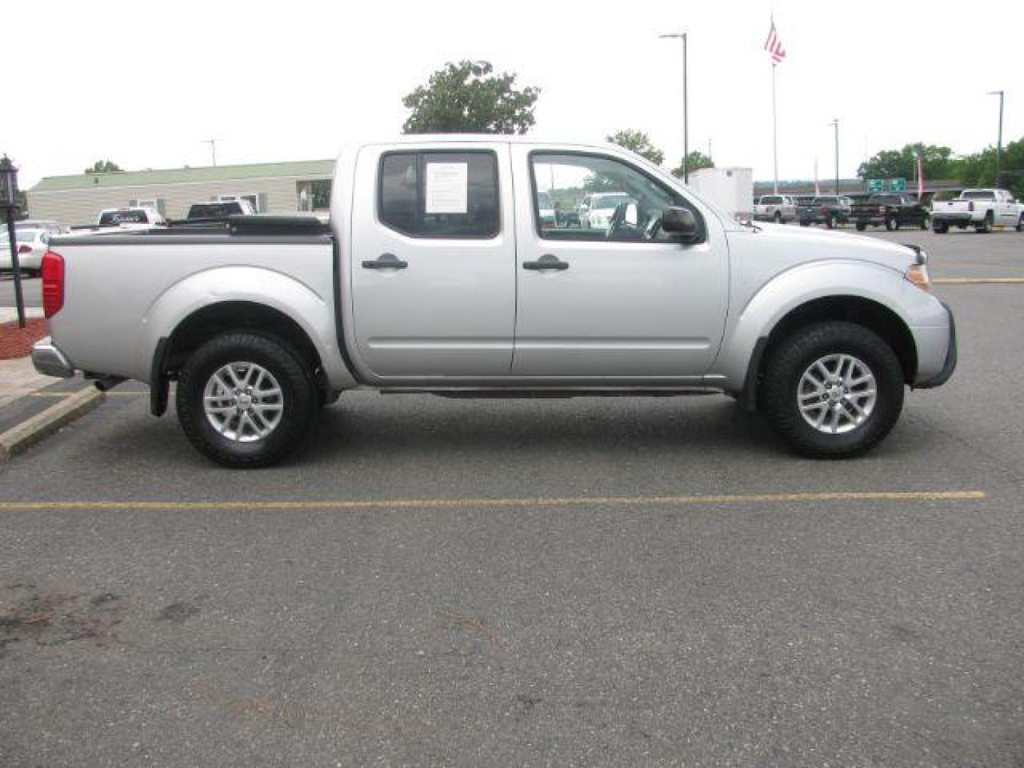 2014 Silver Nissan Frontier SV (1N6AD0EV7EN) with an VQ 4L V-6 DOHC engine, Automatic transmission, located at 2443 Albert Pike, Hot Springs, AR, 71913, (501) 623-6255, 34.492222, -93.109993 - Photo#4
