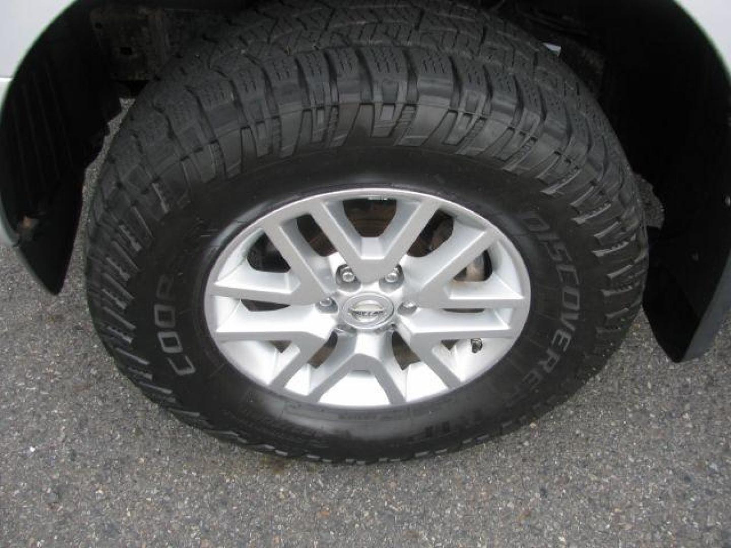 2014 Silver Nissan Frontier SV (1N6AD0EV7EN) with an VQ 4L V-6 DOHC engine, Automatic transmission, located at 2443 Albert Pike, Hot Springs, AR, 71913, (501) 623-6255, 34.492222, -93.109993 - Photo#6