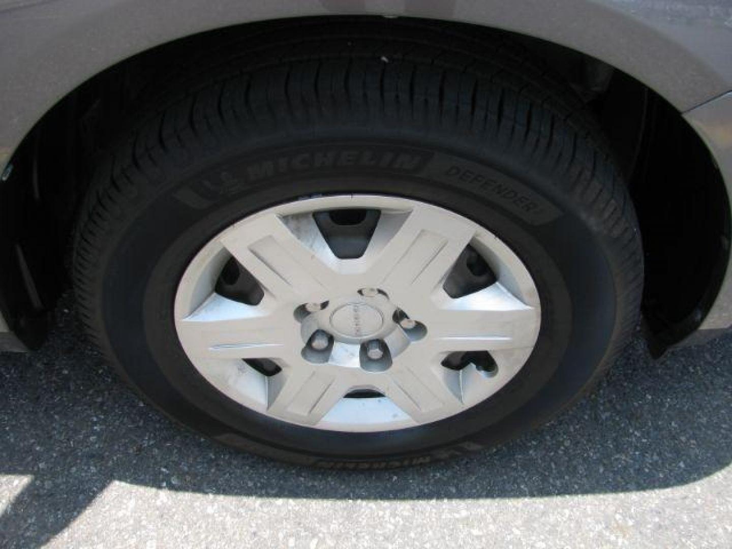 2012 Gray Dodge Journey SE/AVP (3C4PDCAB7CT) with an 2.4L I-4 DOHC engine, Automatic transmission, located at 2443 Albert Pike, Hot Springs, AR, 71913, (501) 623-6255, 34.492222, -93.109993 - Photo#6
