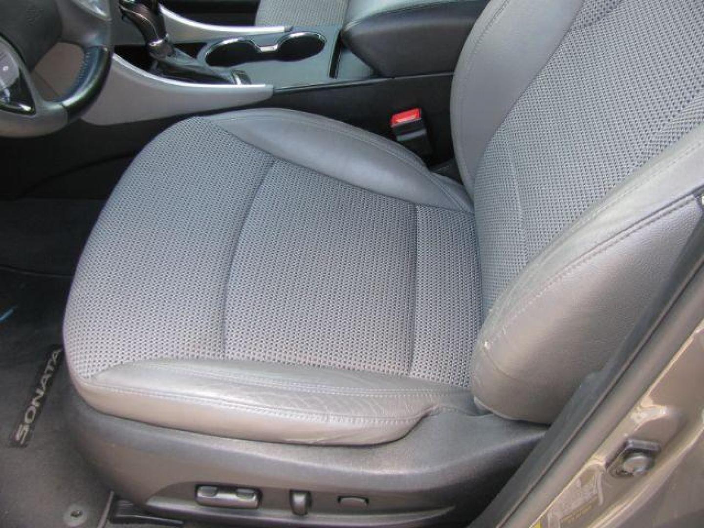 2012 Gray Hyundai Sonata SE 2.0T (5NPEC4AB4CH) with an 2L I-4 gasoline direct injection engine, Automatic transmission, located at 2443 Albert Pike, Hot Springs, AR, 71913, (501) 623-6255, 34.492222, -93.109993 - Photo#8