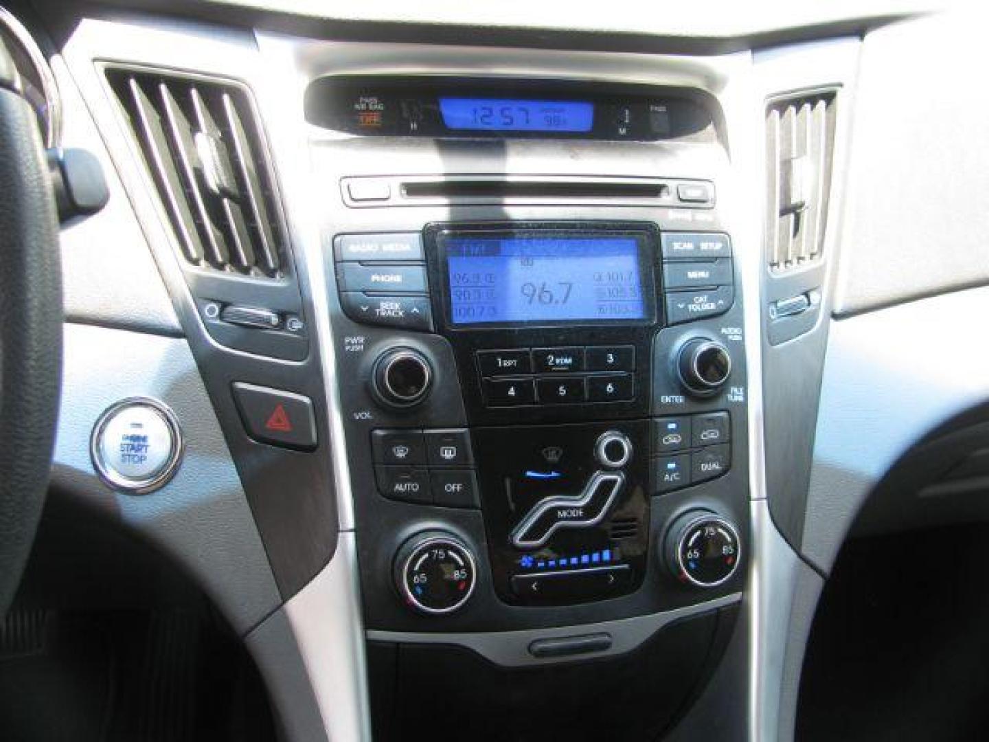 2012 Gray Hyundai Sonata SE 2.0T (5NPEC4AB4CH) with an 2L I-4 gasoline direct injection engine, Automatic transmission, located at 2443 Albert Pike, Hot Springs, AR, 71913, (501) 623-6255, 34.492222, -93.109993 - Photo#9