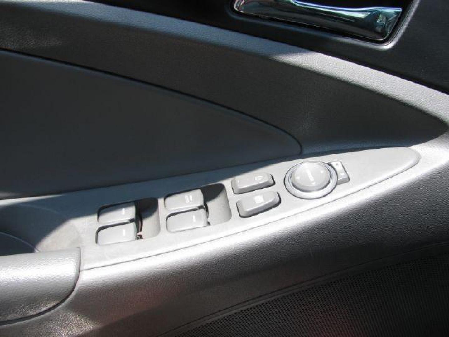 2012 Gray Hyundai Sonata SE 2.0T (5NPEC4AB4CH) with an 2L I-4 gasoline direct injection engine, Automatic transmission, located at 2443 Albert Pike, Hot Springs, AR, 71913, (501) 623-6255, 34.492222, -93.109993 - Photo#10
