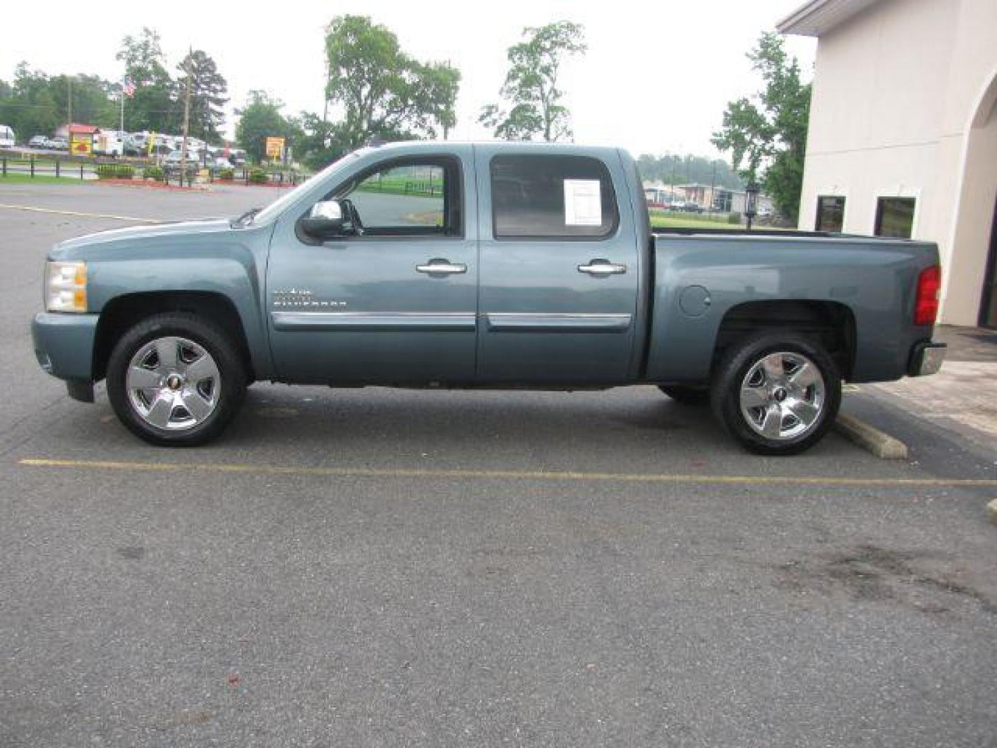 2011 Gray Chevrolet Silverado 1500 LT (3GCPCSE01BG) with an 5.3L engine, Automatic transmission, located at 2443 Albert Pike, Hot Springs, AR, 71913, (501) 623-6255, 34.492222, -93.109993 - Photo#1