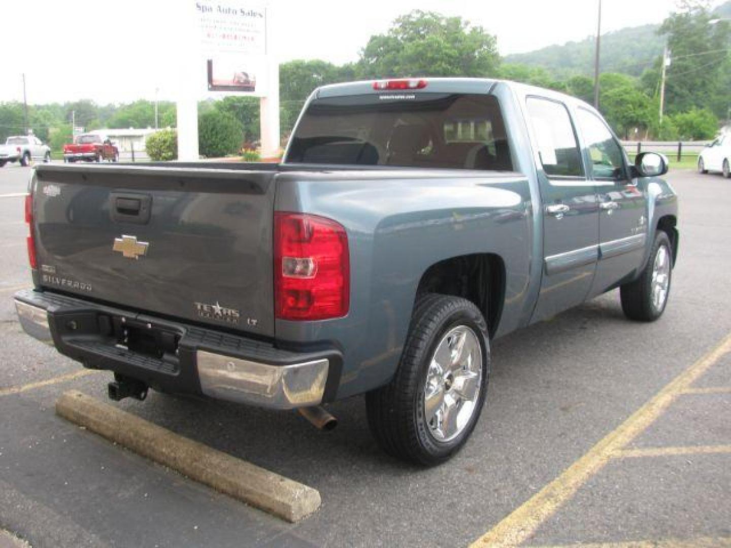 2011 Gray Chevrolet Silverado 1500 LT (3GCPCSE01BG) with an 5.3L engine, Automatic transmission, located at 2443 Albert Pike, Hot Springs, AR, 71913, (501) 623-6255, 34.492222, -93.109993 - Photo#4