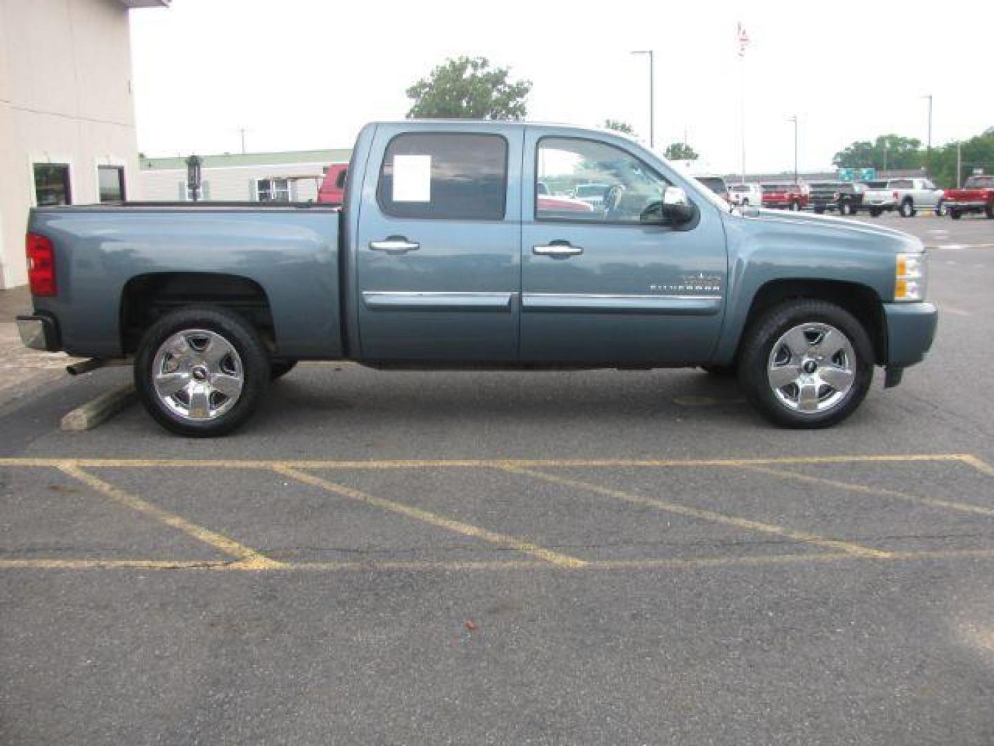 2011 Gray Chevrolet Silverado 1500 LT (3GCPCSE01BG) with an 5.3L engine, Automatic transmission, located at 2443 Albert Pike, Hot Springs, AR, 71913, (501) 623-6255, 34.492222, -93.109993 - Photo#5
