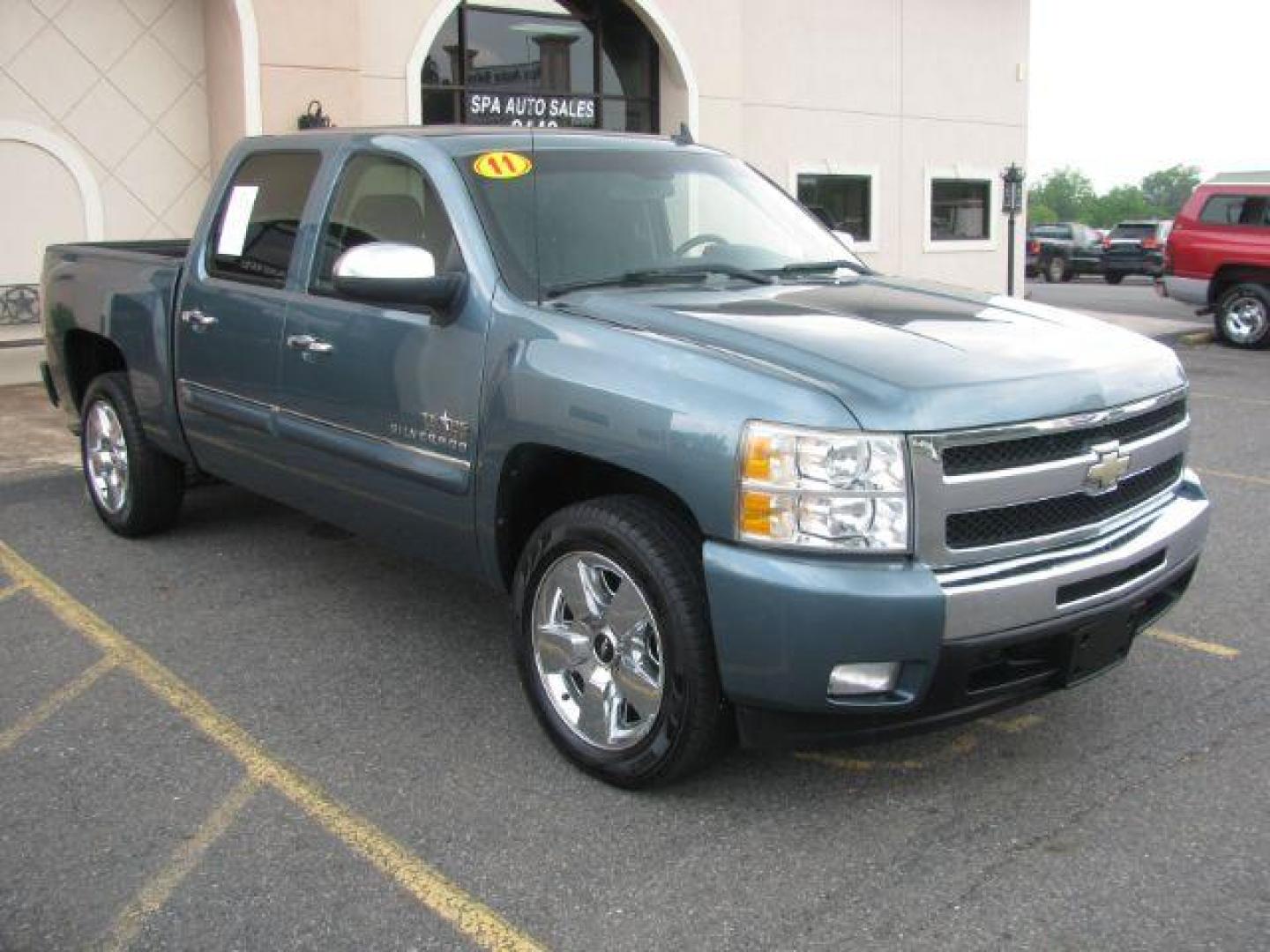 2011 Gray Chevrolet Silverado 1500 LT (3GCPCSE01BG) with an 5.3L engine, Automatic transmission, located at 2443 Albert Pike, Hot Springs, AR, 71913, (501) 623-6255, 34.492222, -93.109993 - Photo#6