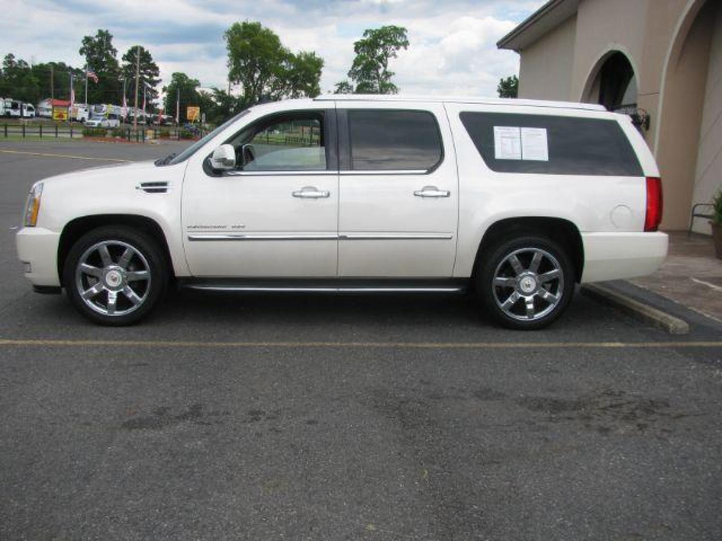 2013 White Cadillac Escalade ESV Luxury (1GYS4HEF4DR) with an Vortec 6.2L V-8 variable valve control engine, located at 2443 Albert Pike, Hot Springs, AR, 71913, (501) 623-6255, 34.492222, -93.109993 - Photo#1