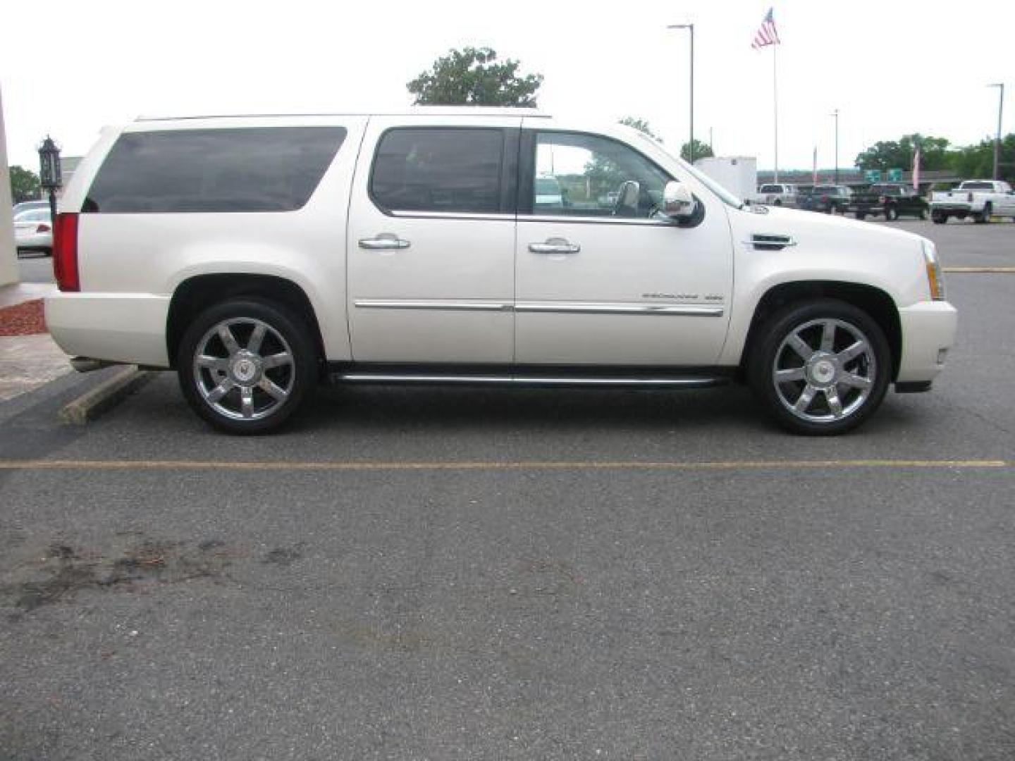 2013 White Cadillac Escalade ESV Luxury (1GYS4HEF4DR) with an Vortec 6.2L V-8 variable valve control engine, located at 2443 Albert Pike, Hot Springs, AR, 71913, (501) 623-6255, 34.492222, -93.109993 - Photo#4
