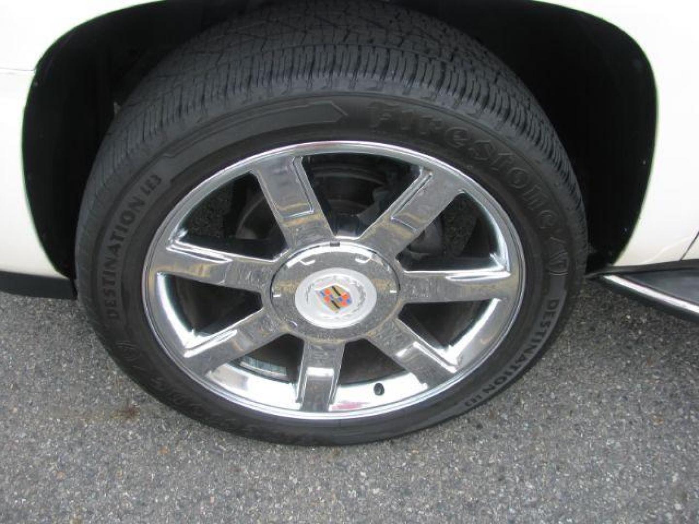 2013 White Cadillac Escalade ESV Luxury (1GYS4HEF4DR) with an Vortec 6.2L V-8 variable valve control engine, located at 2443 Albert Pike, Hot Springs, AR, 71913, (501) 623-6255, 34.492222, -93.109993 - Photo#6
