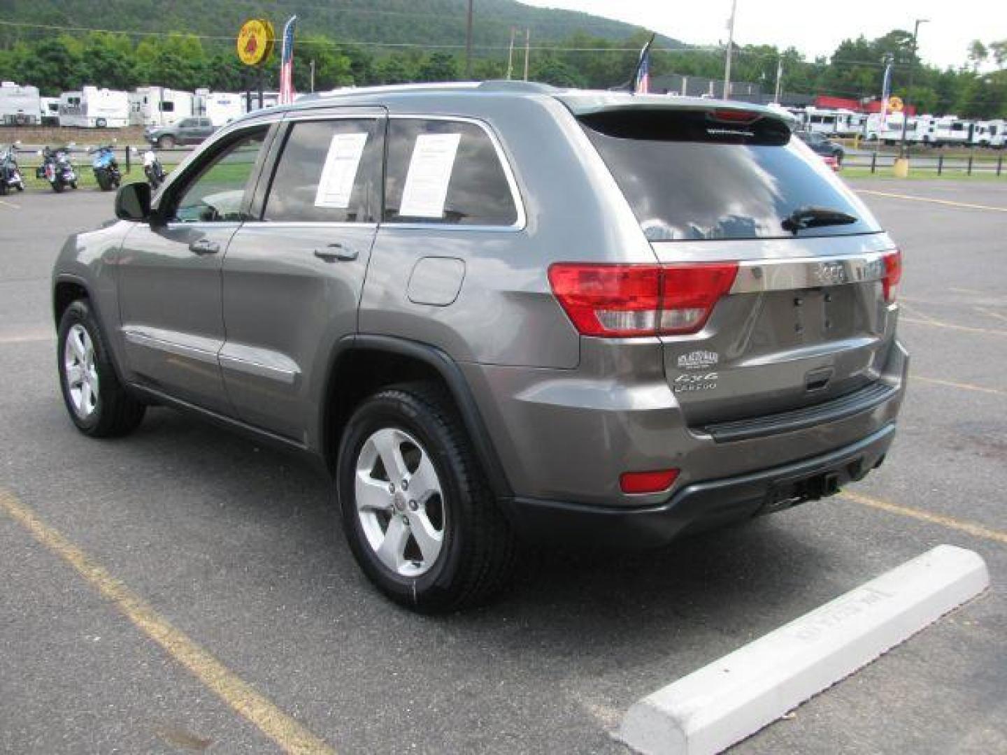 2011 Gray Jeep Grand Cherokee Laredo (1J4RR4GG3BC) with an 3.6L V-6 DOHC engine, Automatic transmission, located at 2443 Albert Pike, Hot Springs, AR, 71913, (501) 623-6255, 34.492222, -93.109993 - Photo#2