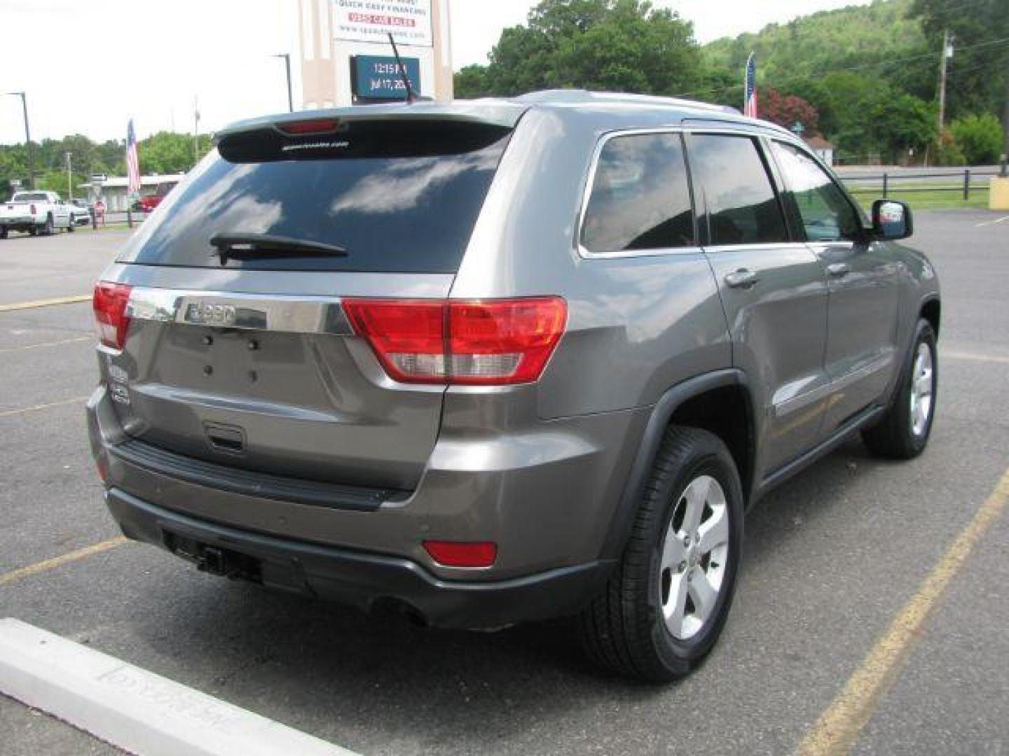 2011 Gray Jeep Grand Cherokee Laredo (1J4RR4GG3BC) with an 3.6L V-6 DOHC engine, Automatic transmission, located at 2443 Albert Pike, Hot Springs, AR, 71913, (501) 623-6255, 34.492222, -93.109993 - Photo#3