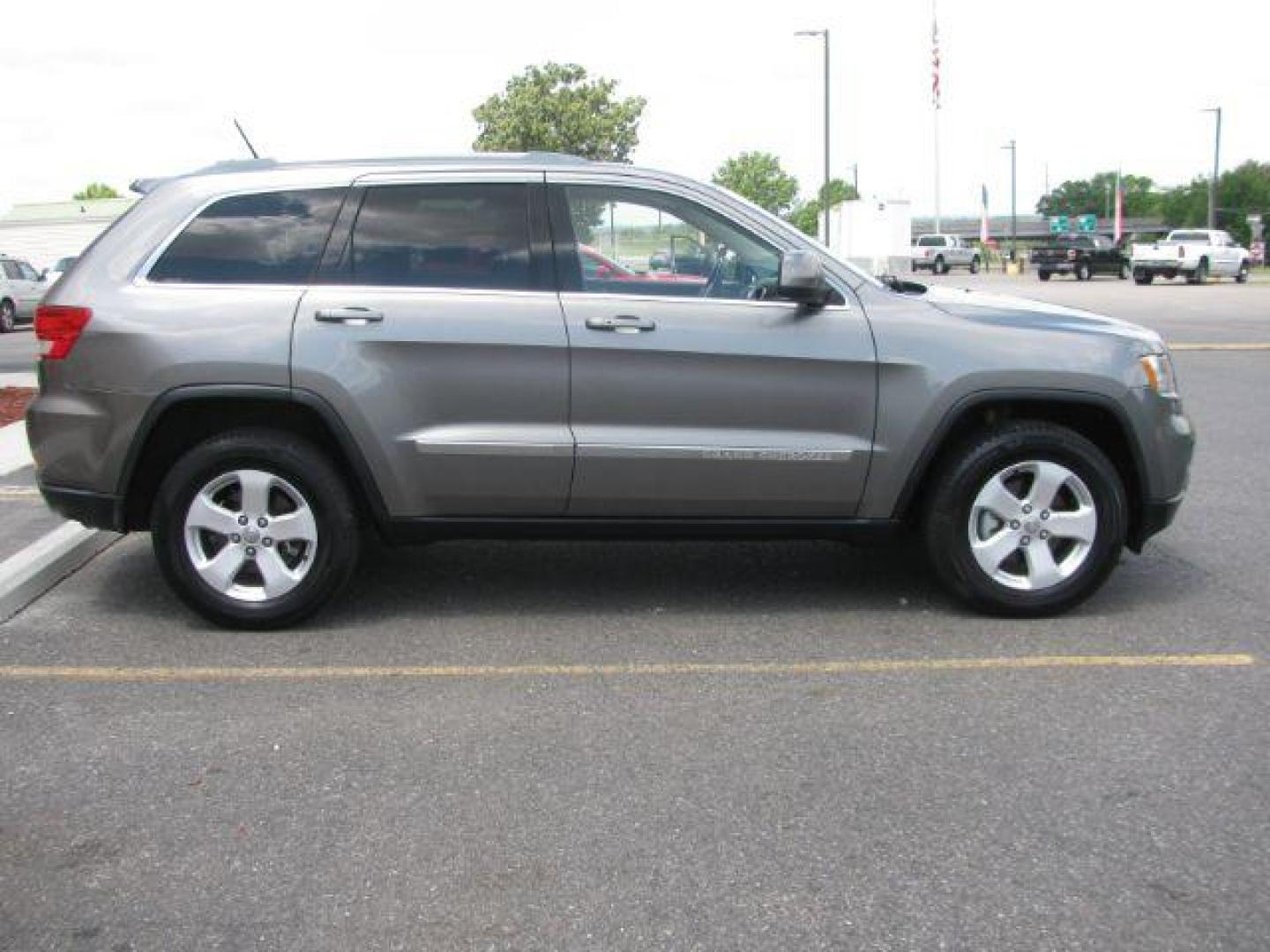 2011 Gray Jeep Grand Cherokee Laredo (1J4RR4GG3BC) with an 3.6L V-6 DOHC engine, Automatic transmission, located at 2443 Albert Pike, Hot Springs, AR, 71913, (501) 623-6255, 34.492222, -93.109993 - Photo#4