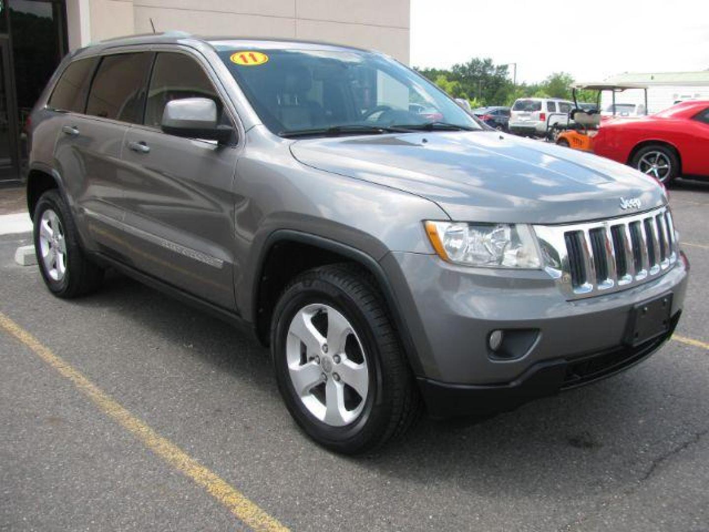 2011 Gray Jeep Grand Cherokee Laredo (1J4RR4GG3BC) with an 3.6L V-6 DOHC engine, Automatic transmission, located at 2443 Albert Pike, Hot Springs, AR, 71913, (501) 623-6255, 34.492222, -93.109993 - Photo#5