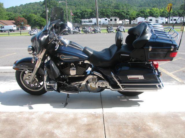 2004 Blue Harley-Davidson Ultra Classic Electra Glide Sh Ultra (1HD1FLW154Y) with an 1450cc engine, Manual transmission, located at 2443 Albert Pike, Hot Springs, AR, 71913, (501) 623-6255, 34.492222, -93.109993 - Photo#2