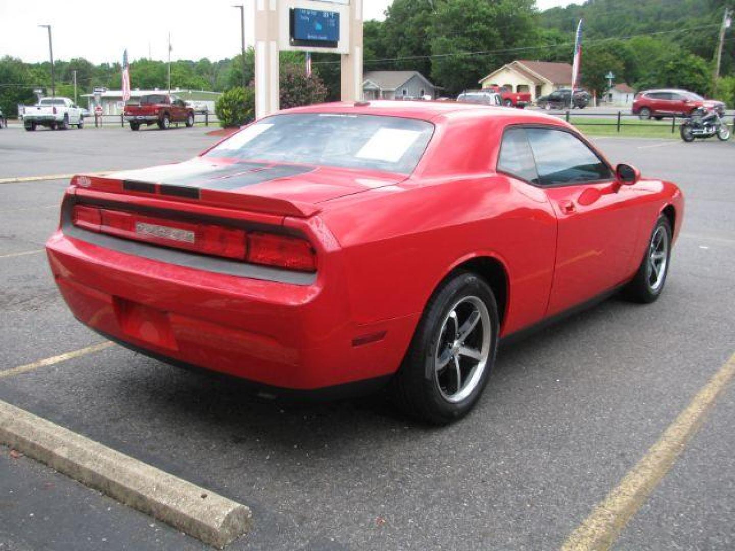 2010 Red Dodge Challenger SE (2B3CJ4DV5AH) with an 3.5L V-6 regular unleaded engine, Automatic transmission, located at 2443 Albert Pike, Hot Springs, AR, 71913, (501) 623-6255, 34.492222, -93.109993 - Photo#3