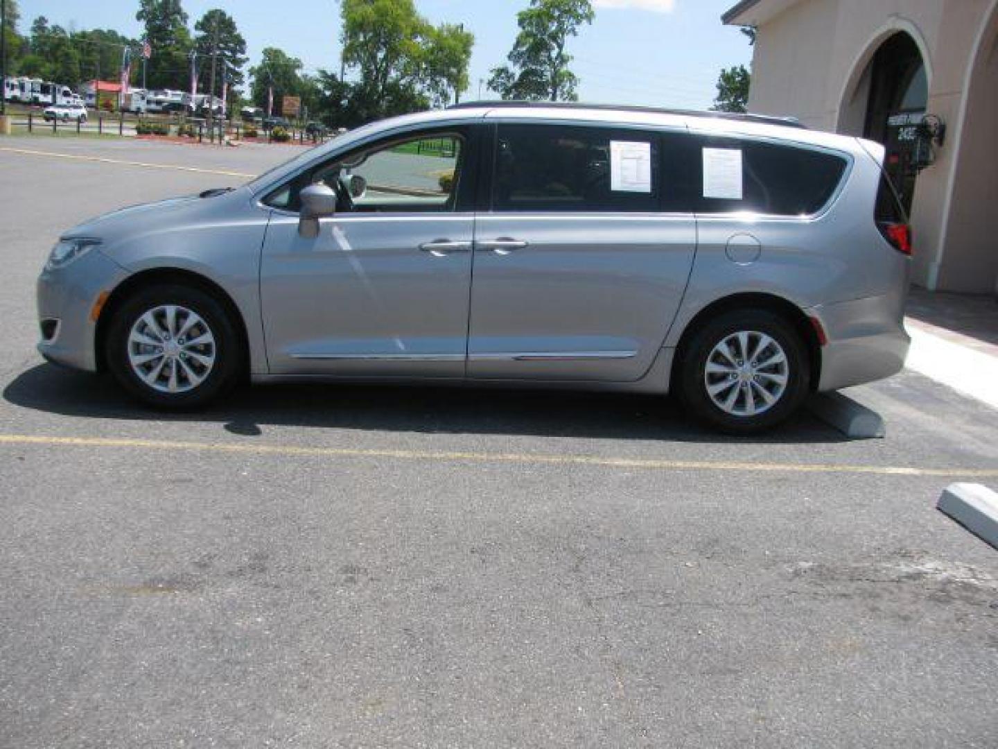 2017 Silver Chrysler Pacifica Touring-L (2C4RC1BG2HR) with an 3.6L V-6 DOHC engine, Automatic transmission, located at 2443 Albert Pike, Hot Springs, AR, 71913, (501) 623-6255, 34.492222, -93.109993 - Photo#1