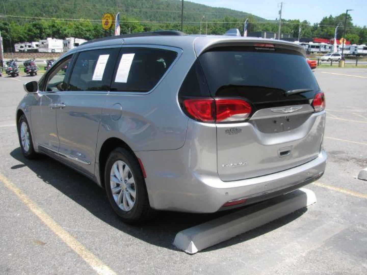 2017 Silver Chrysler Pacifica Touring-L (2C4RC1BG2HR) with an 3.6L V-6 DOHC engine, Automatic transmission, located at 2443 Albert Pike, Hot Springs, AR, 71913, (501) 623-6255, 34.492222, -93.109993 - Photo#2