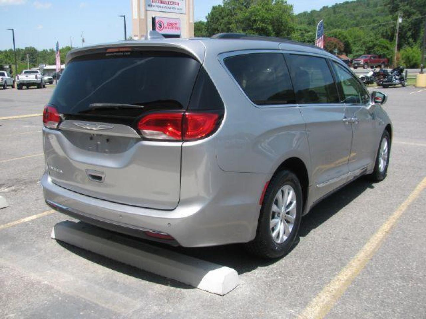 2017 Silver Chrysler Pacifica Touring-L (2C4RC1BG2HR) with an 3.6L V-6 DOHC engine, Automatic transmission, located at 2443 Albert Pike, Hot Springs, AR, 71913, (501) 623-6255, 34.492222, -93.109993 - Photo#3