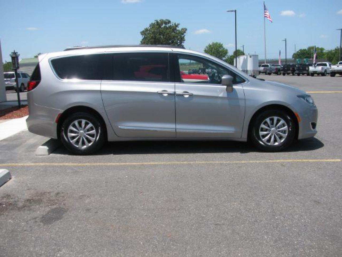 2017 Silver Chrysler Pacifica Touring-L (2C4RC1BG2HR) with an 3.6L V-6 DOHC engine, Automatic transmission, located at 2443 Albert Pike, Hot Springs, AR, 71913, (501) 623-6255, 34.492222, -93.109993 - Photo#4