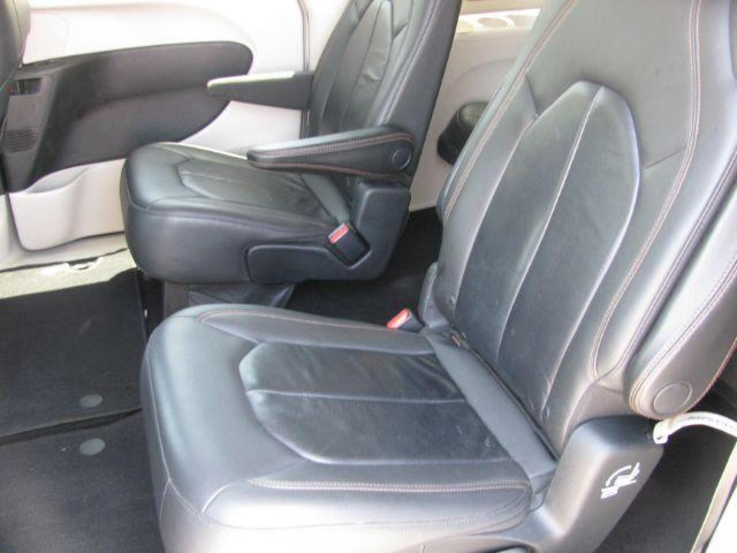 2017 Silver Chrysler Pacifica Touring-L (2C4RC1BG2HR) with an 3.6L V-6 DOHC engine, Automatic transmission, located at 2443 Albert Pike, Hot Springs, AR, 71913, (501) 623-6255, 34.492222, -93.109993 - Photo#7