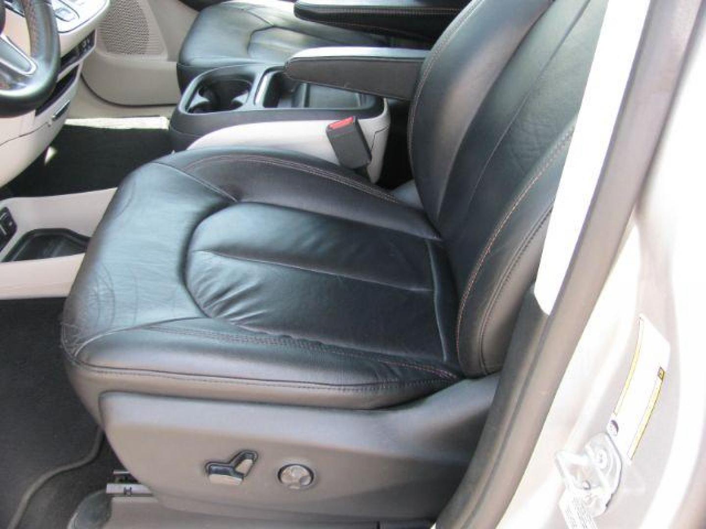 2017 Silver Chrysler Pacifica Touring-L (2C4RC1BG2HR) with an 3.6L V-6 DOHC engine, Automatic transmission, located at 2443 Albert Pike, Hot Springs, AR, 71913, (501) 623-6255, 34.492222, -93.109993 - Photo#8