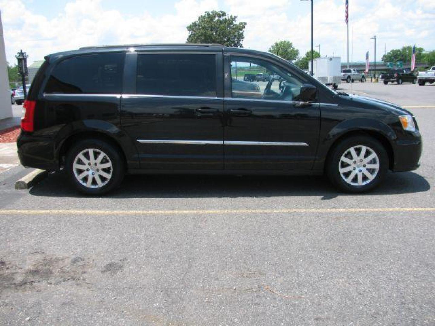 2016 Black Chrysler Town and Country Touring (2C4RC1BG1GR) with an Pentastar 3.6L V-6 DOHC engine, Automatic transmission, located at 2443 Albert Pike, Hot Springs, AR, 71913, (501) 623-6255, 34.492222, -93.109993 - Photo#4