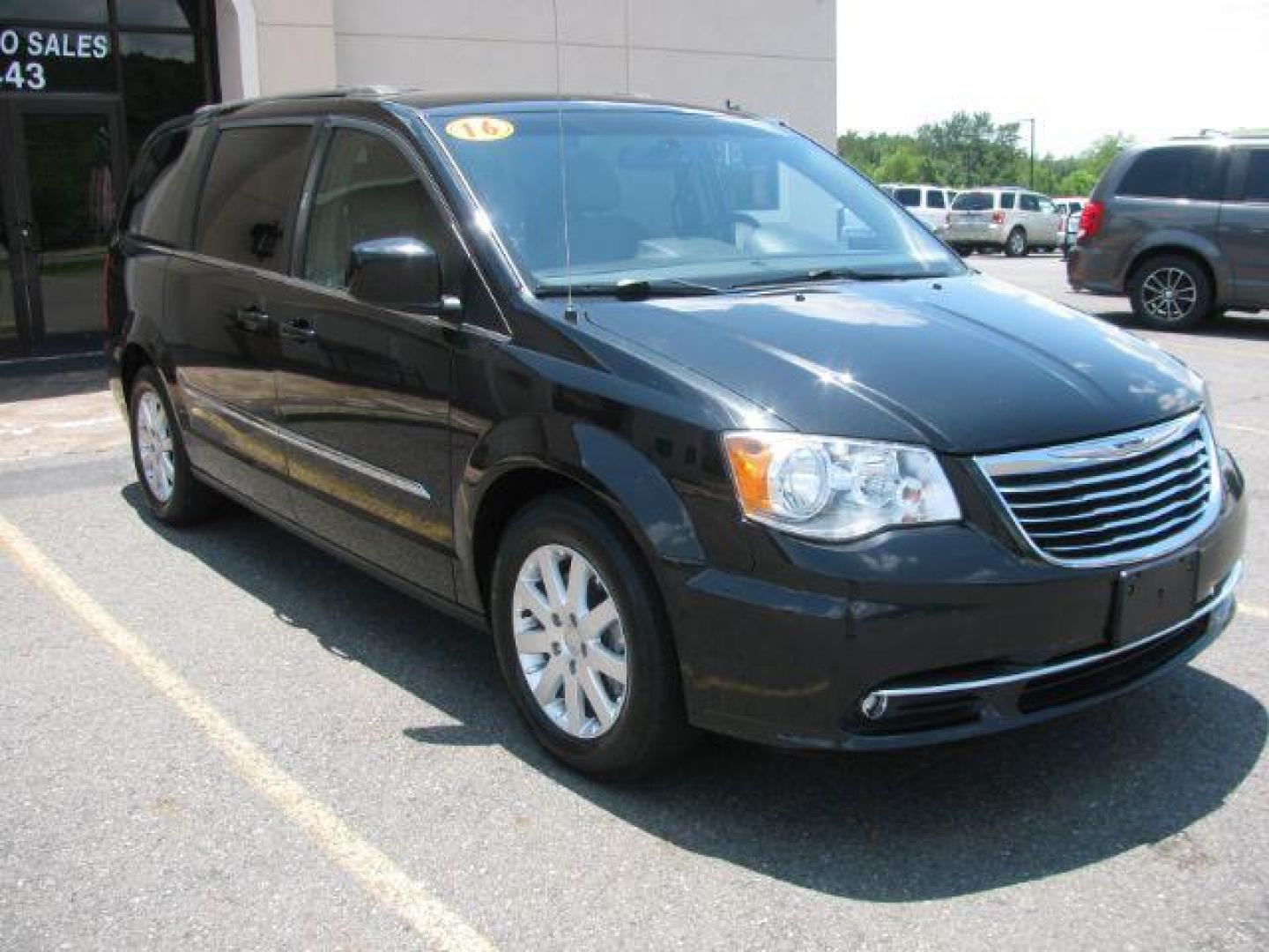 2016 Black Chrysler Town and Country Touring (2C4RC1BG1GR) with an Pentastar 3.6L V-6 DOHC engine, Automatic transmission, located at 2443 Albert Pike, Hot Springs, AR, 71913, (501) 623-6255, 34.492222, -93.109993 - Photo#5