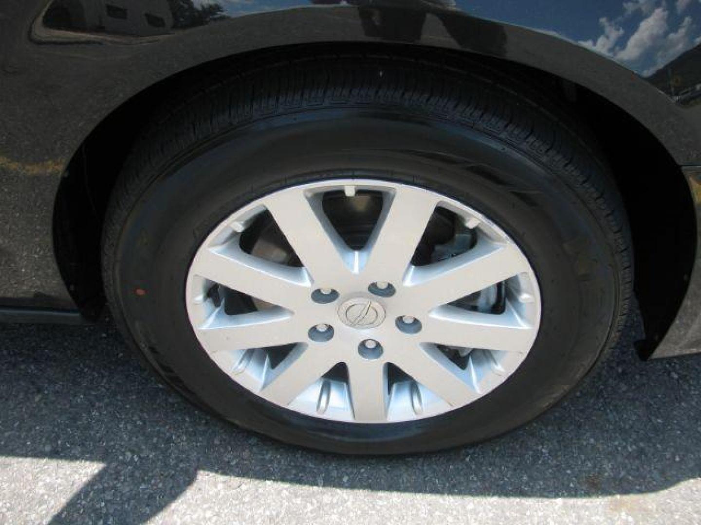 2016 Black Chrysler Town and Country Touring (2C4RC1BG1GR) with an Pentastar 3.6L V-6 DOHC engine, Automatic transmission, located at 2443 Albert Pike, Hot Springs, AR, 71913, (501) 623-6255, 34.492222, -93.109993 - Photo#6