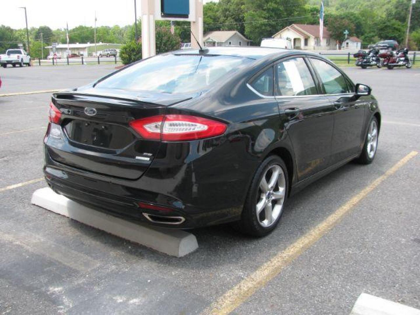 2016 Black Ford Fusion SE (3FA6P0H91GR) with an EcoBoost 2L I-4 gasoline direct injection engine, Automatic transmission, located at 2443 Albert Pike, Hot Springs, AR, 71913, (501) 623-6255, 34.492222, -93.109993 - Photo#3