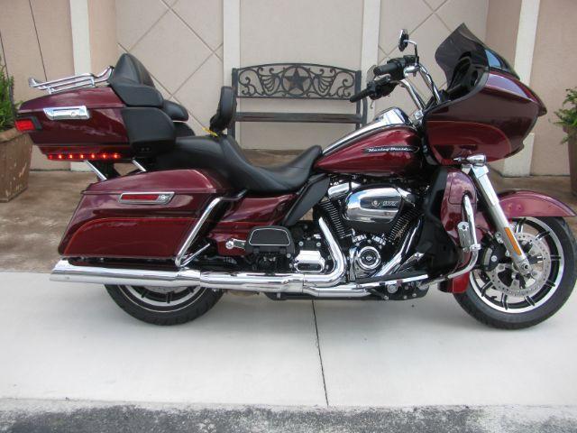 2017 Maroon Harley-Davidson Road Glide Ultra Road Glide Ultra (1HD1KGD16HB) with an 1746 engine, Manual transmission, located at 2443 Albert Pike, Hot Springs, AR, 71913, (501) 623-6255, 34.492222, -93.109993 - Photo#0