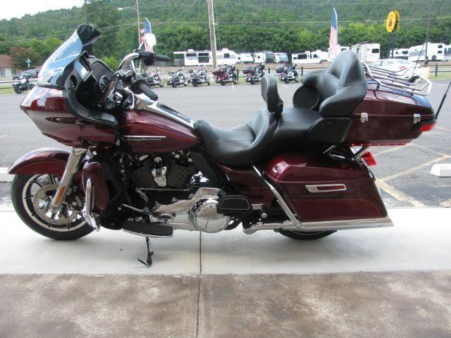 2017 Maroon Harley-Davidson Road Glide Ultra Road Glide Ultra (1HD1KGD16HB) with an 1746 engine, Manual transmission, located at 2443 Albert Pike, Hot Springs, AR, 71913, (501) 623-6255, 34.492222, -93.109993 - Photo#4